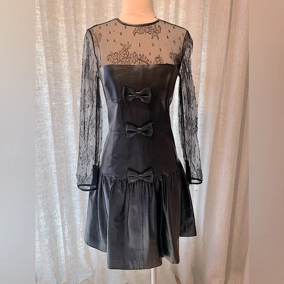 Valentino black Lamb leather chantilly lace size M cocktail evening mini dress Valentino black Lamb leather chantilly lace size M cocktail evening mini dress